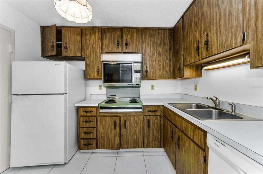 Active With Contract: $128,000 (2 beds, 1 baths, 920 Square Feet)