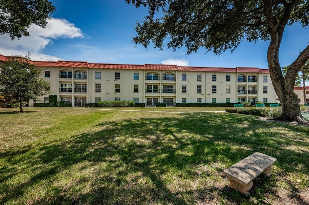 Active With Contract: $128,000 (2 beds, 1 baths, 920 Square Feet)