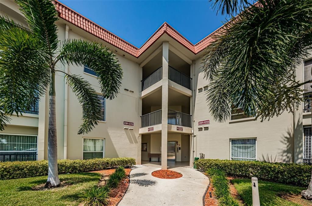 Active With Contract: $128,000 (2 beds, 1 baths, 920 Square Feet)