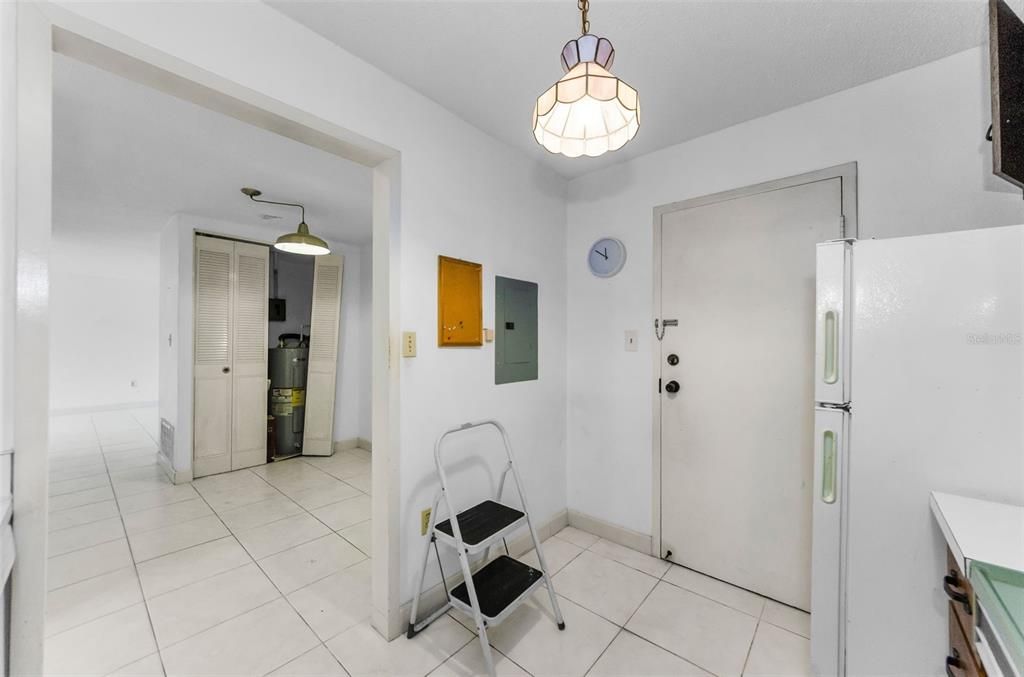 Active With Contract: $128,000 (2 beds, 1 baths, 920 Square Feet)