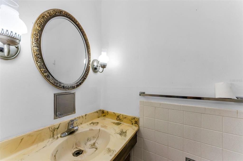 Active With Contract: $128,000 (2 beds, 1 baths, 920 Square Feet)