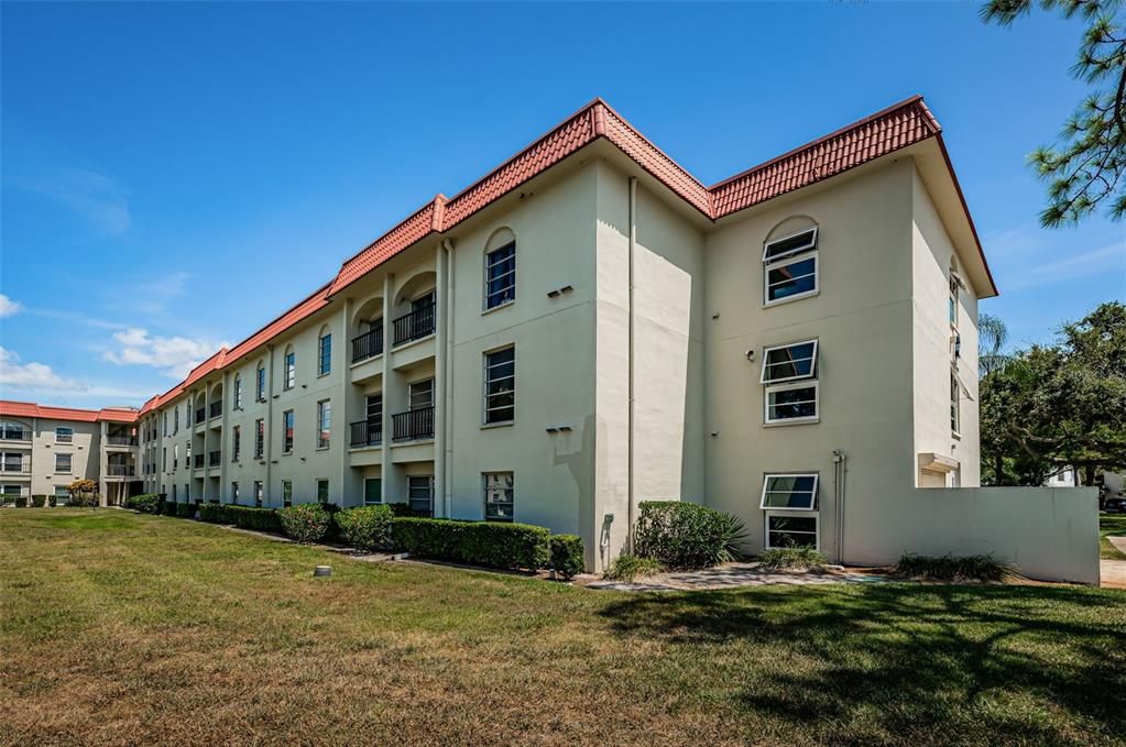 Active With Contract: $128,000 (2 beds, 1 baths, 920 Square Feet)