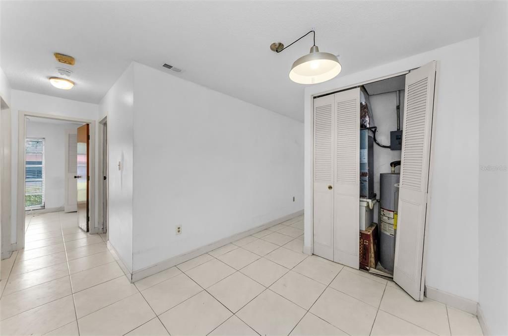 Active With Contract: $128,000 (2 beds, 1 baths, 920 Square Feet)