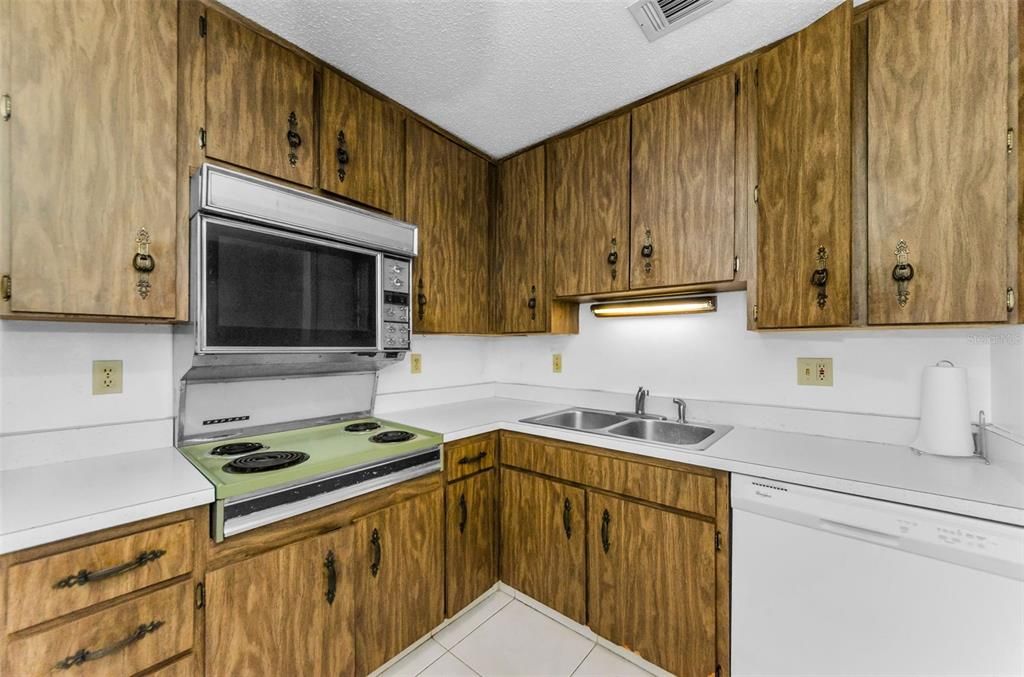 Active With Contract: $128,000 (2 beds, 1 baths, 920 Square Feet)