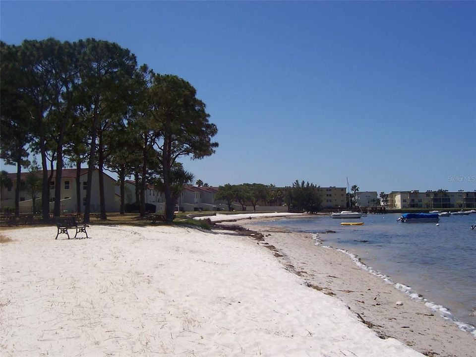 Active With Contract: $128,000 (2 beds, 1 baths, 920 Square Feet)