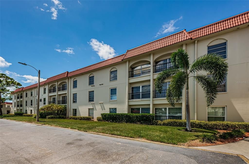 Active With Contract: $128,000 (2 beds, 1 baths, 920 Square Feet)