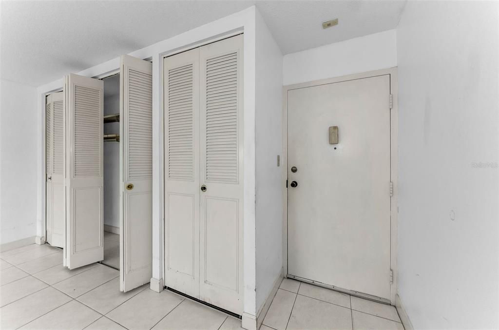 Active With Contract: $128,000 (2 beds, 1 baths, 920 Square Feet)