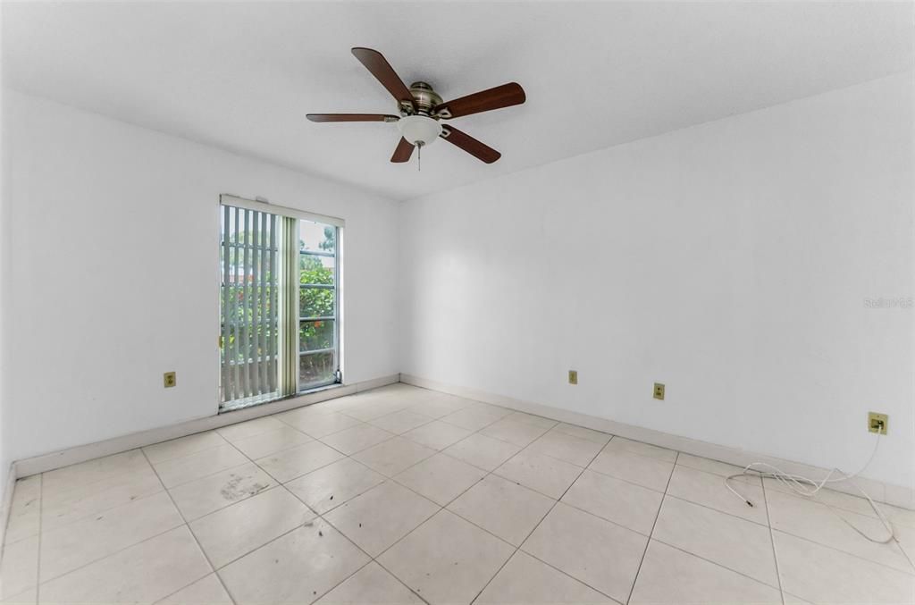 Active With Contract: $128,000 (2 beds, 1 baths, 920 Square Feet)
