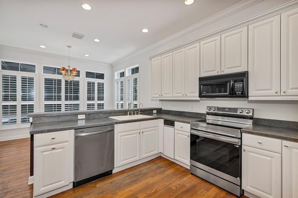 Active With Contract: $899,700 (4 beds, 3 baths, 3105 Square Feet)