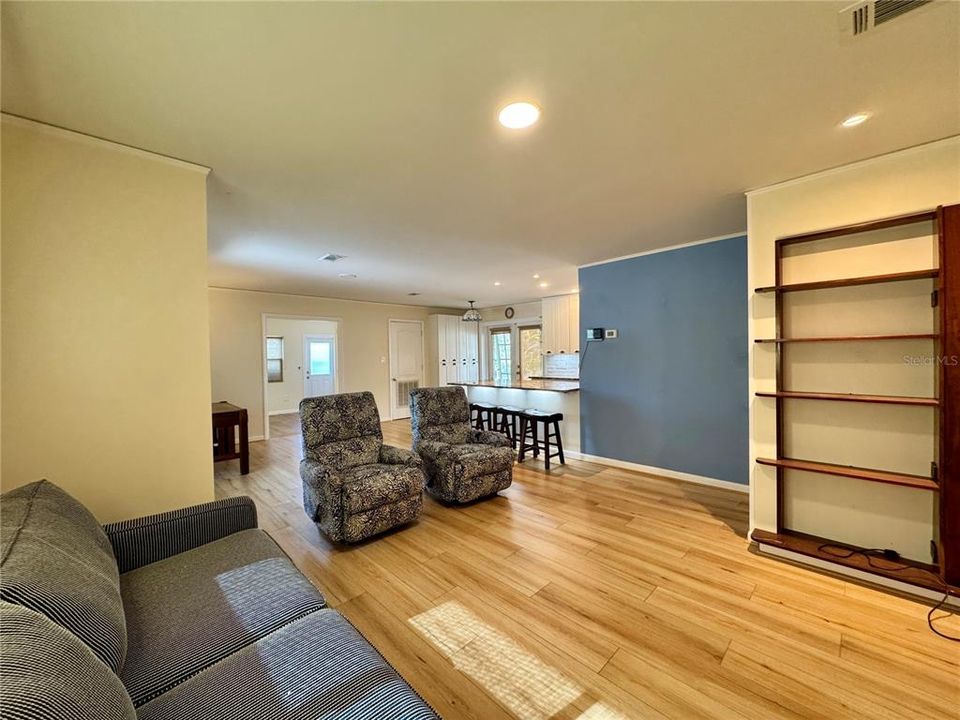 Active With Contract: $289,900 (3 beds, 1 baths, 1170 Square Feet)