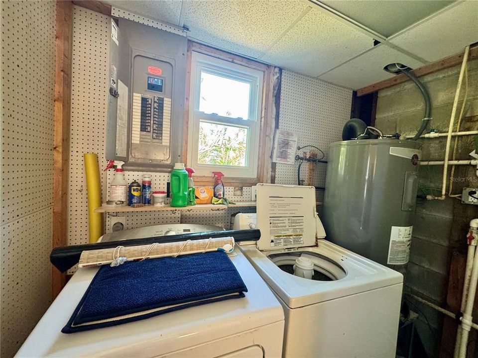 Active With Contract: $289,900 (3 beds, 1 baths, 1170 Square Feet)