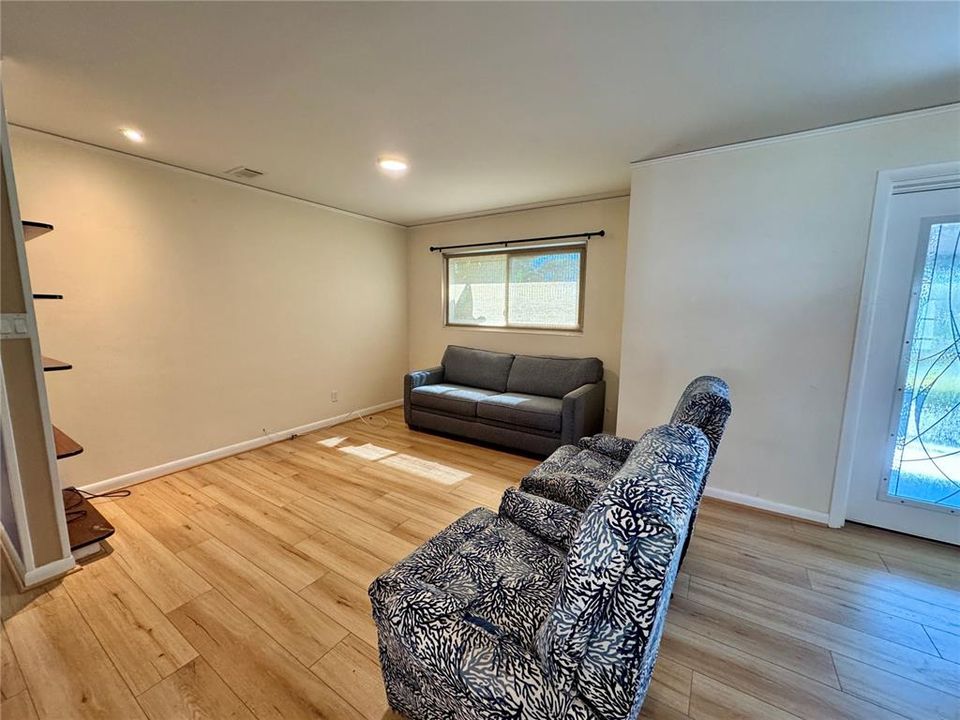 Active With Contract: $289,900 (3 beds, 1 baths, 1170 Square Feet)