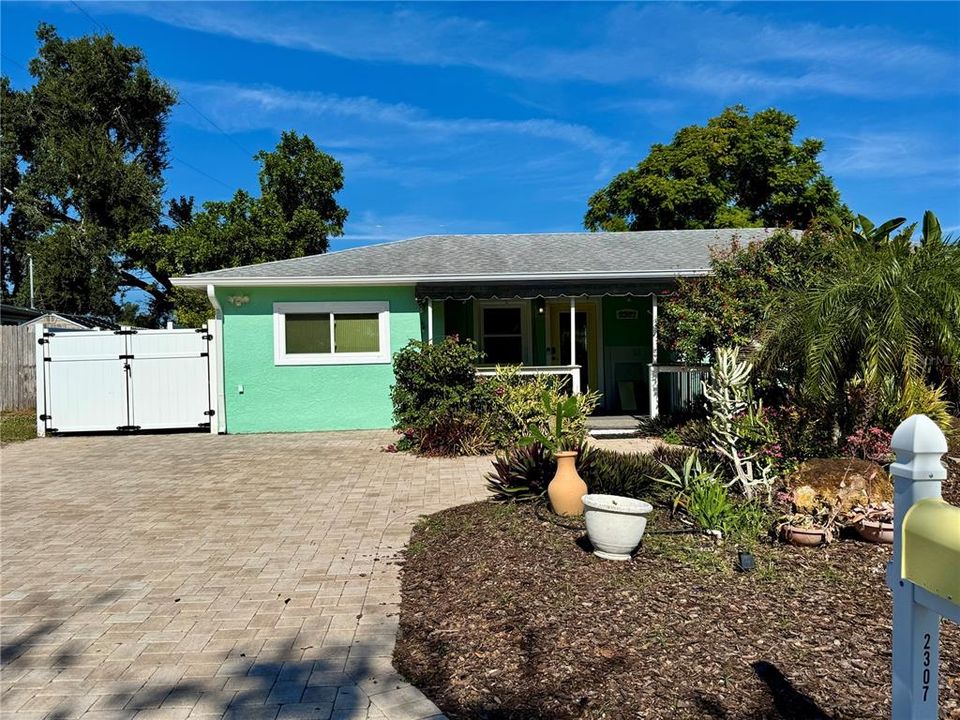 Active With Contract: $289,900 (3 beds, 1 baths, 1170 Square Feet)