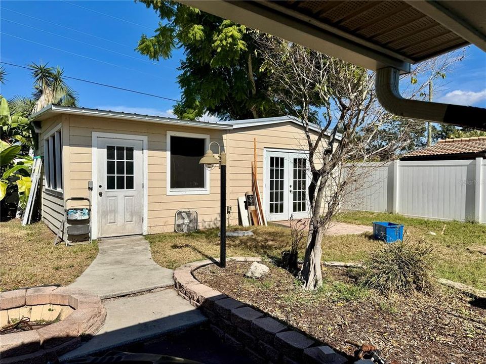 Active With Contract: $289,900 (3 beds, 1 baths, 1170 Square Feet)