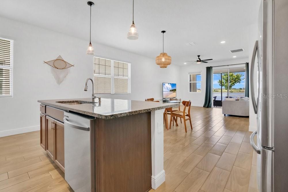 На продажу: $434,900 (3 спален, 3 ванн, 1890 Квадратных фут)