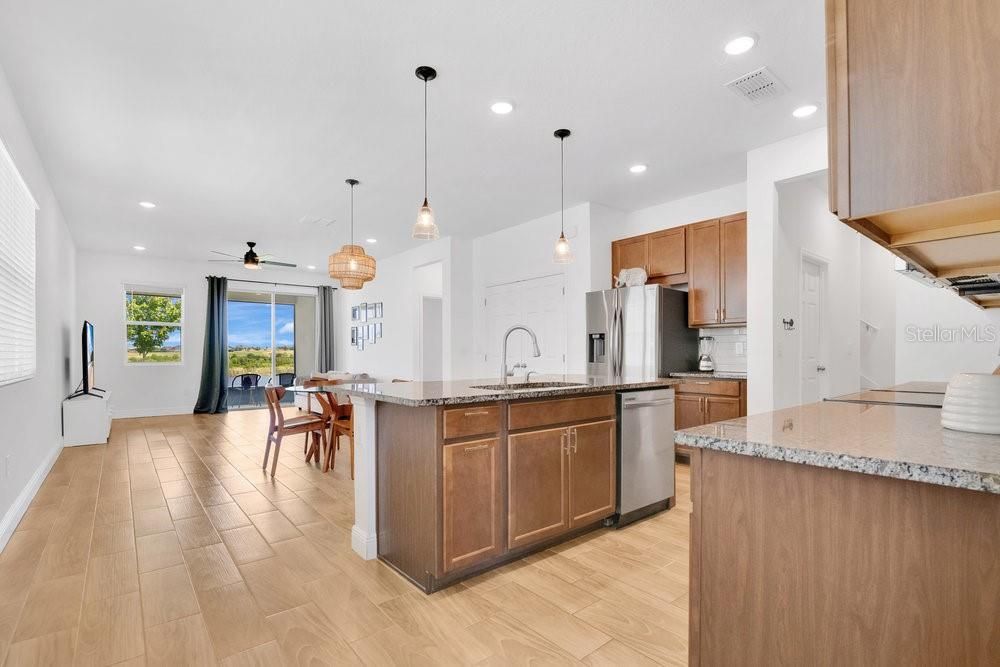 На продажу: $434,900 (3 спален, 3 ванн, 1890 Квадратных фут)