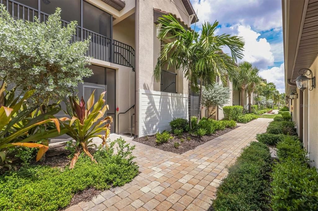 Active With Contract: $1,800 (2 beds, 2 baths, 1329 Square Feet)