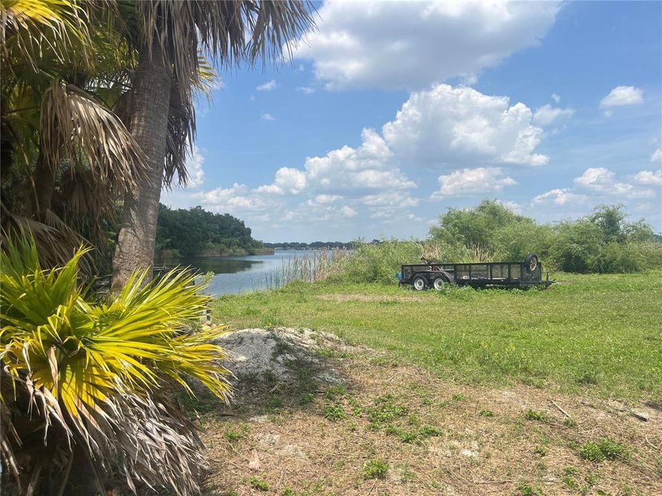 На продажу: $599,000 (0.99 acres)