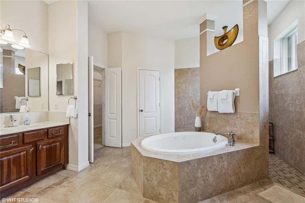 For Sale: $549,998 (3 beds, 2 baths, 2481 Square Feet)