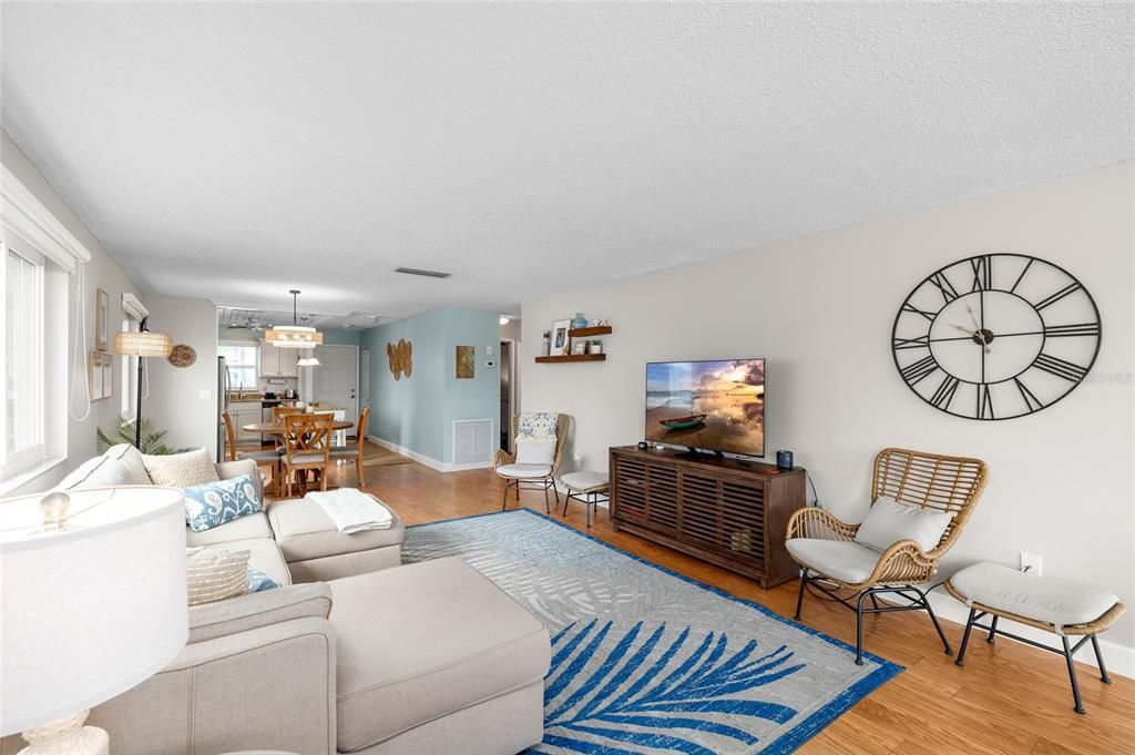 На продажу: $380,000 (2 спален, 2 ванн, 1250 Квадратных фут)