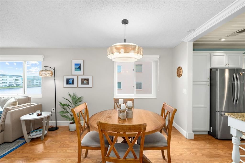 На продажу: $380,000 (2 спален, 2 ванн, 1250 Квадратных фут)