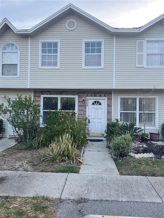 合同活跃: $230,000 (3 贝兹, 2 浴室, 1316 平方英尺)