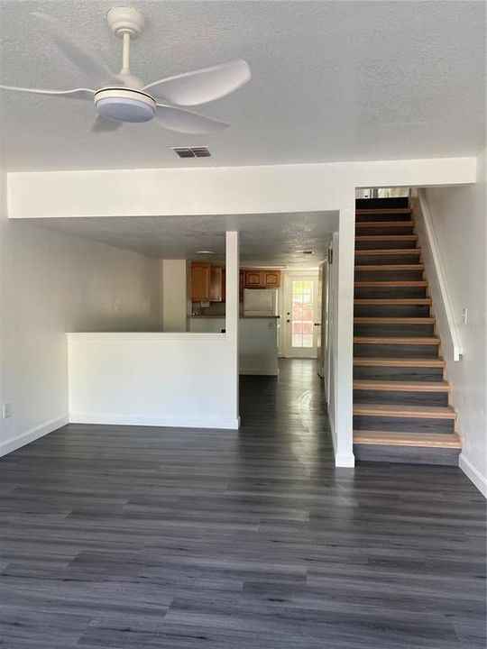 合同活跃: $230,000 (3 贝兹, 2 浴室, 1316 平方英尺)