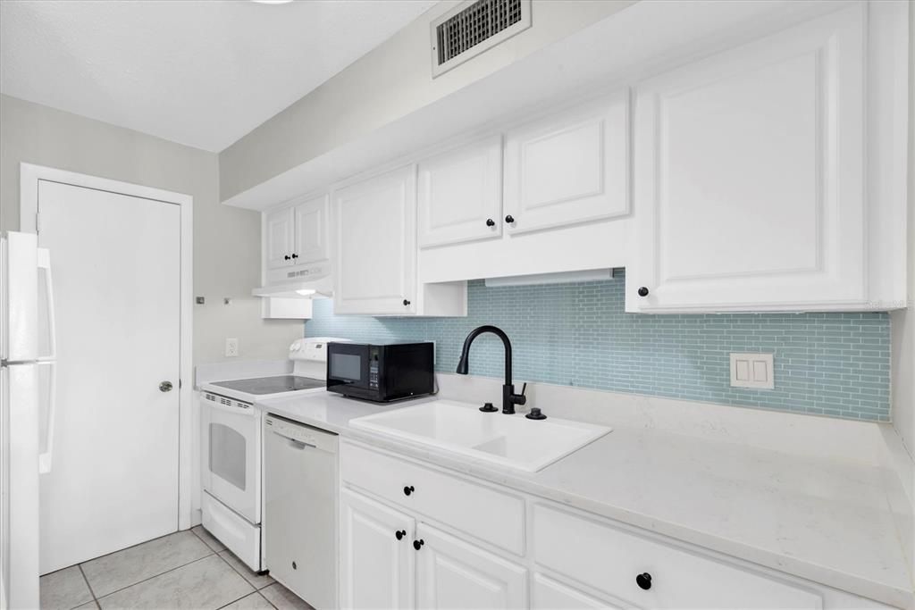 For Sale: $140,000 (2 beds, 2 baths, 1150 Square Feet)