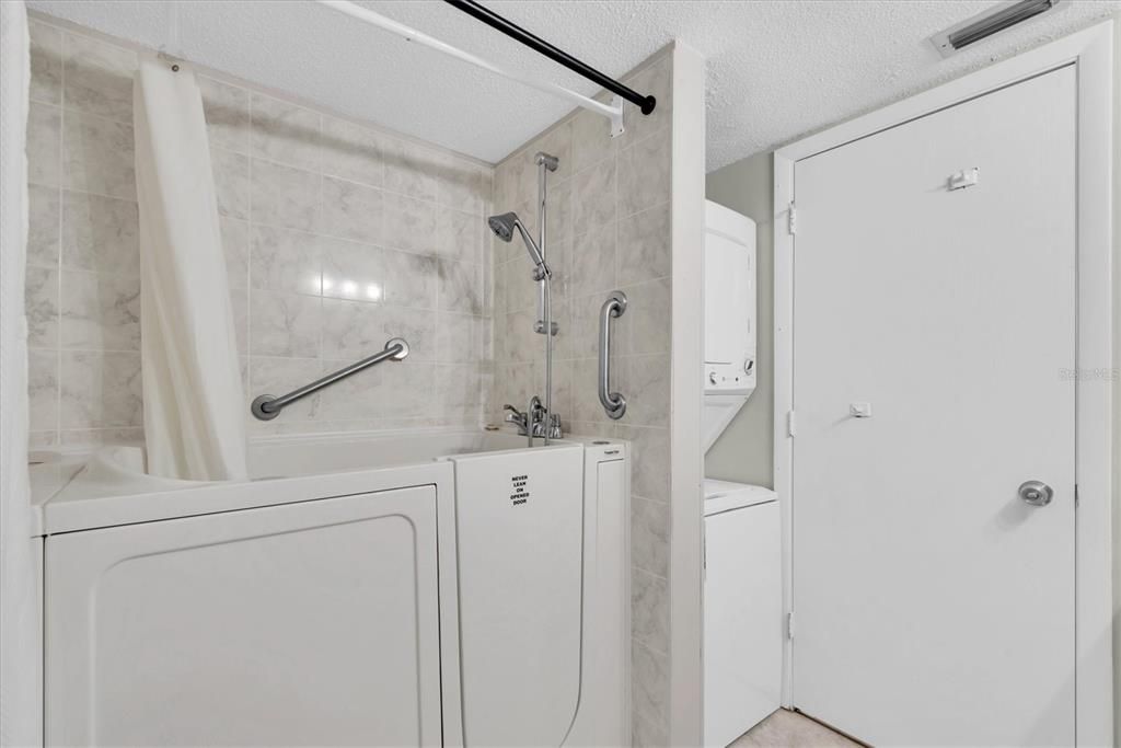 For Sale: $140,000 (2 beds, 2 baths, 1150 Square Feet)