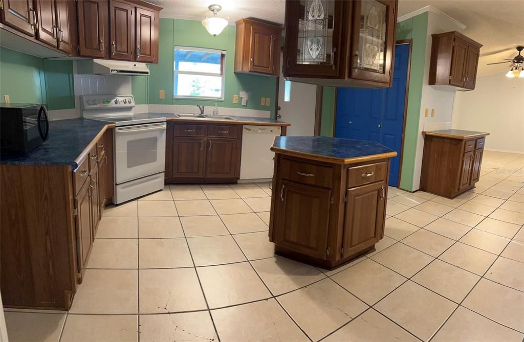 For Sale: $169,900 (3 beds, 2 baths, 1216 Square Feet)