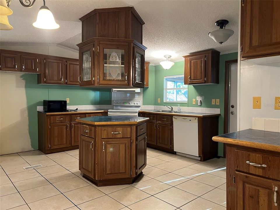 For Sale: $169,900 (3 beds, 2 baths, 1216 Square Feet)