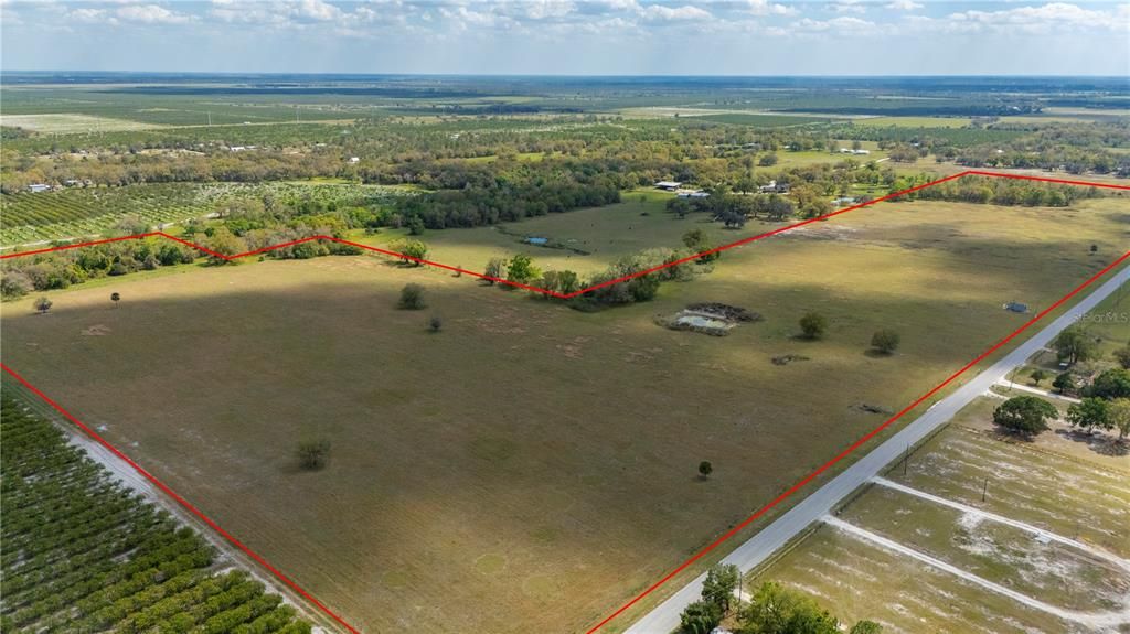 На продажу: $1,260,200 (63.01 acres)