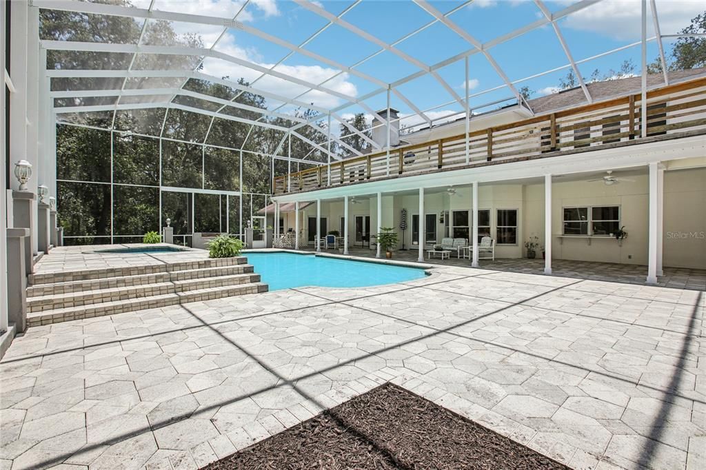 Activo con contrato: $989,000 (5 camas, 5 baños, 4983 Pies cuadrados)