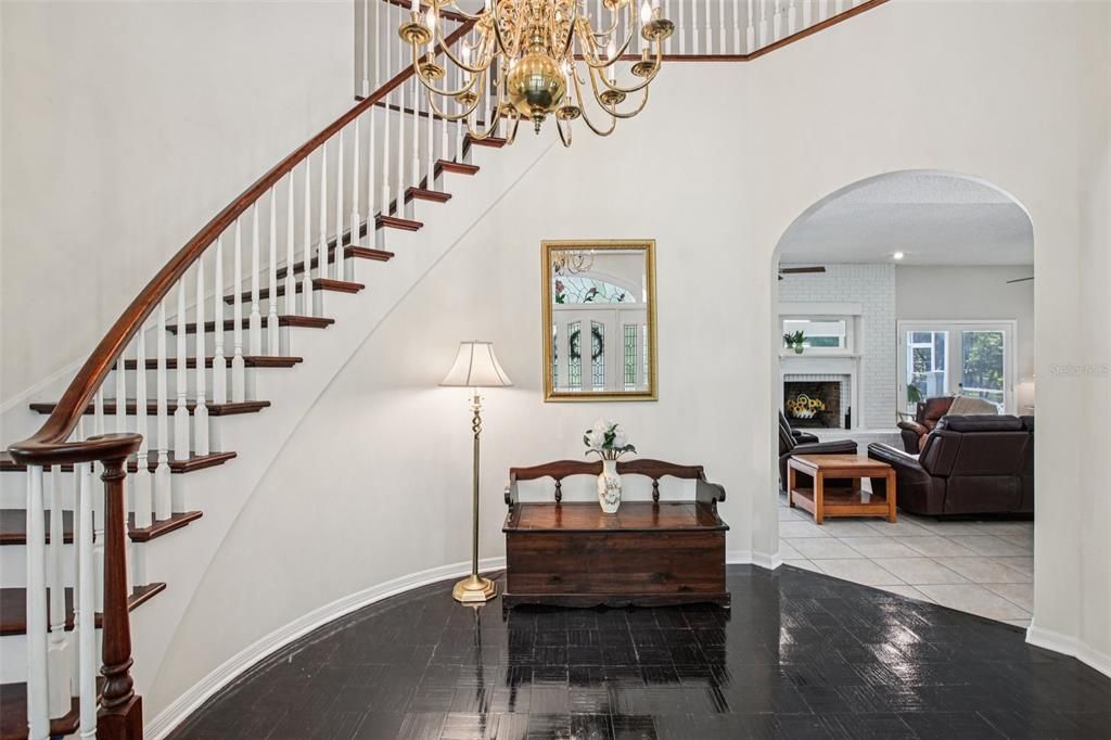 Activo con contrato: $989,000 (5 camas, 5 baños, 4983 Pies cuadrados)