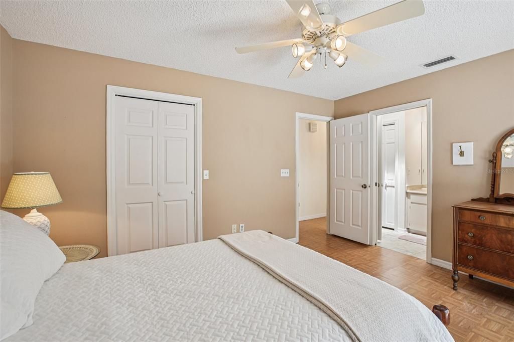 Activo con contrato: $989,000 (5 camas, 5 baños, 4983 Pies cuadrados)