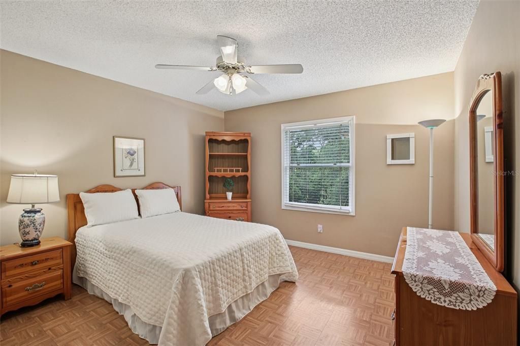 Activo con contrato: $989,000 (5 camas, 5 baños, 4983 Pies cuadrados)