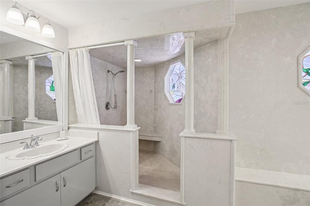 Activo con contrato: $989,000 (5 camas, 5 baños, 4983 Pies cuadrados)