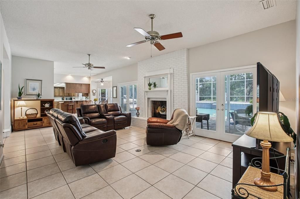 Activo con contrato: $989,000 (5 camas, 5 baños, 4983 Pies cuadrados)