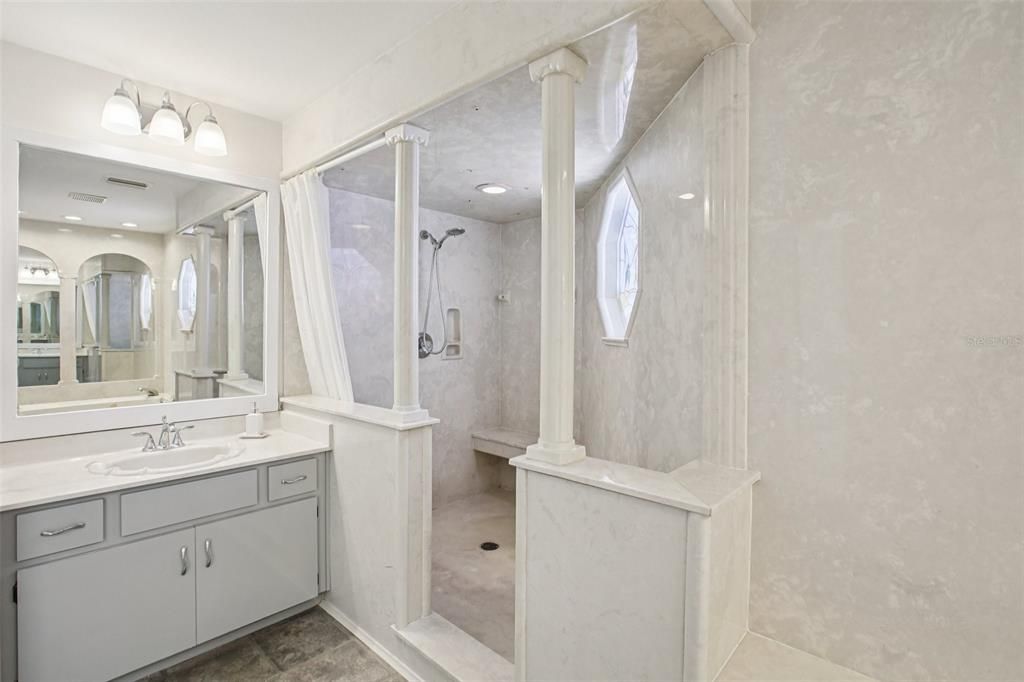 Activo con contrato: $989,000 (5 camas, 5 baños, 4983 Pies cuadrados)