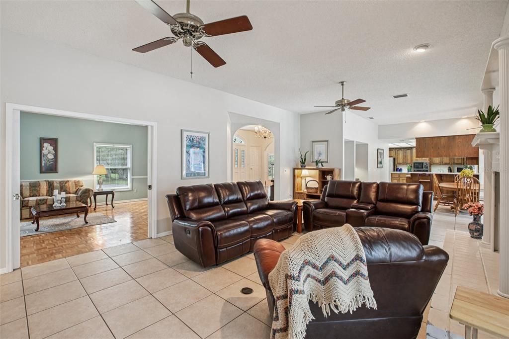 Activo con contrato: $989,000 (5 camas, 5 baños, 4983 Pies cuadrados)