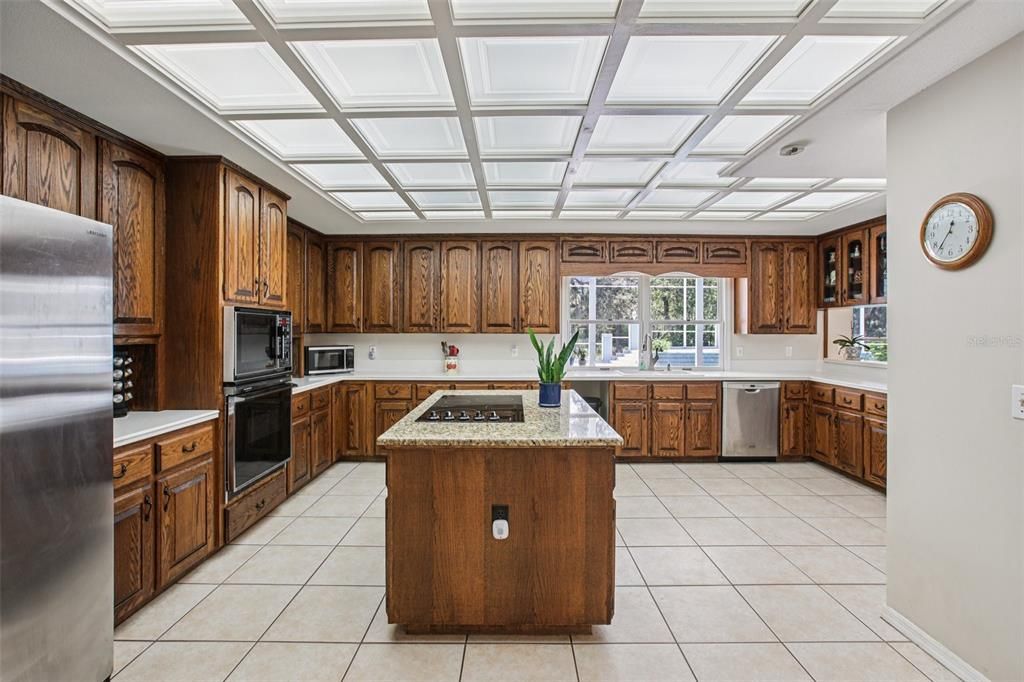 Activo con contrato: $989,000 (5 camas, 5 baños, 4983 Pies cuadrados)