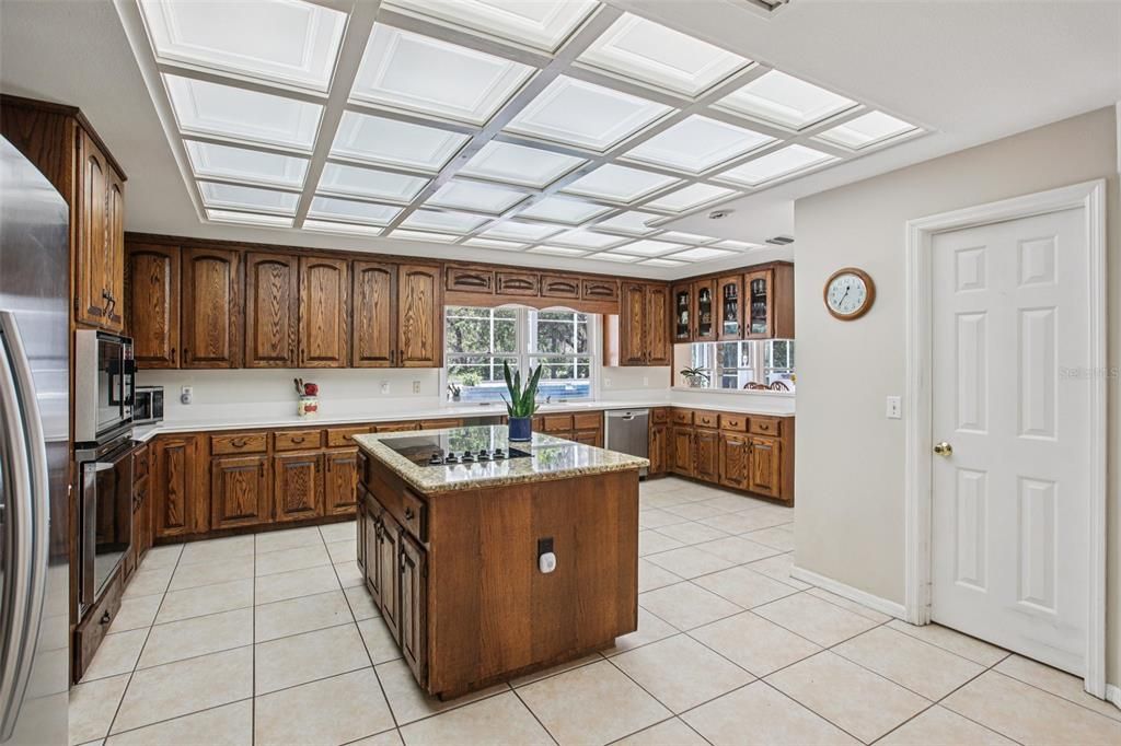 Activo con contrato: $989,000 (5 camas, 5 baños, 4983 Pies cuadrados)