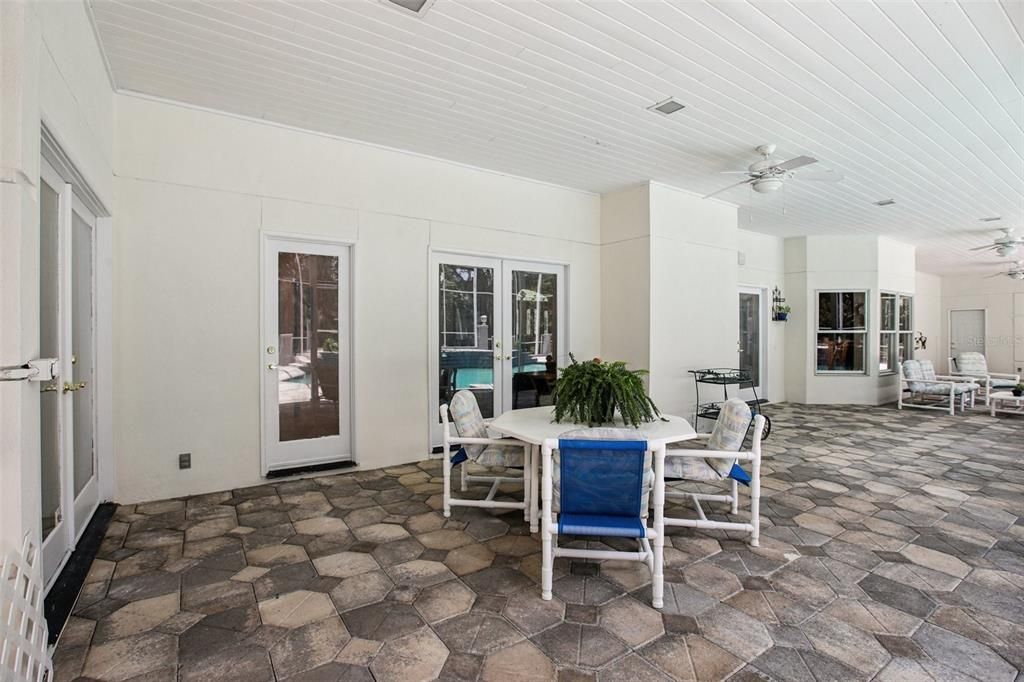 Activo con contrato: $989,000 (5 camas, 5 baños, 4983 Pies cuadrados)