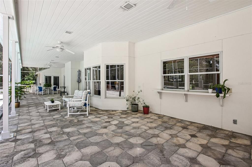 Activo con contrato: $989,000 (5 camas, 5 baños, 4983 Pies cuadrados)