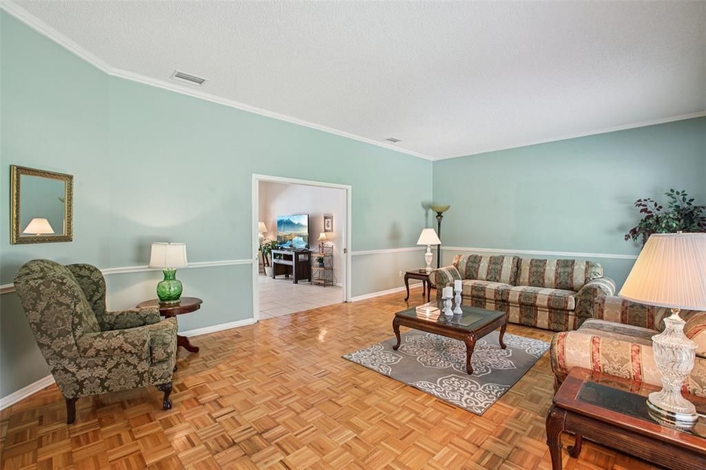 Activo con contrato: $989,000 (5 camas, 5 baños, 4983 Pies cuadrados)