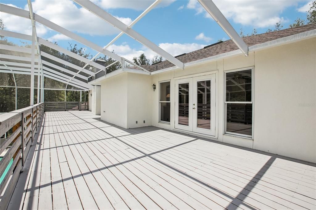 Activo con contrato: $989,000 (5 camas, 5 baños, 4983 Pies cuadrados)