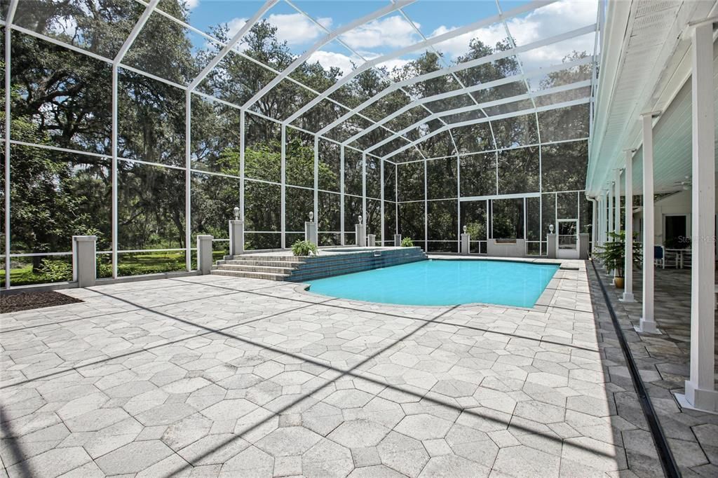 Activo con contrato: $989,000 (5 camas, 5 baños, 4983 Pies cuadrados)