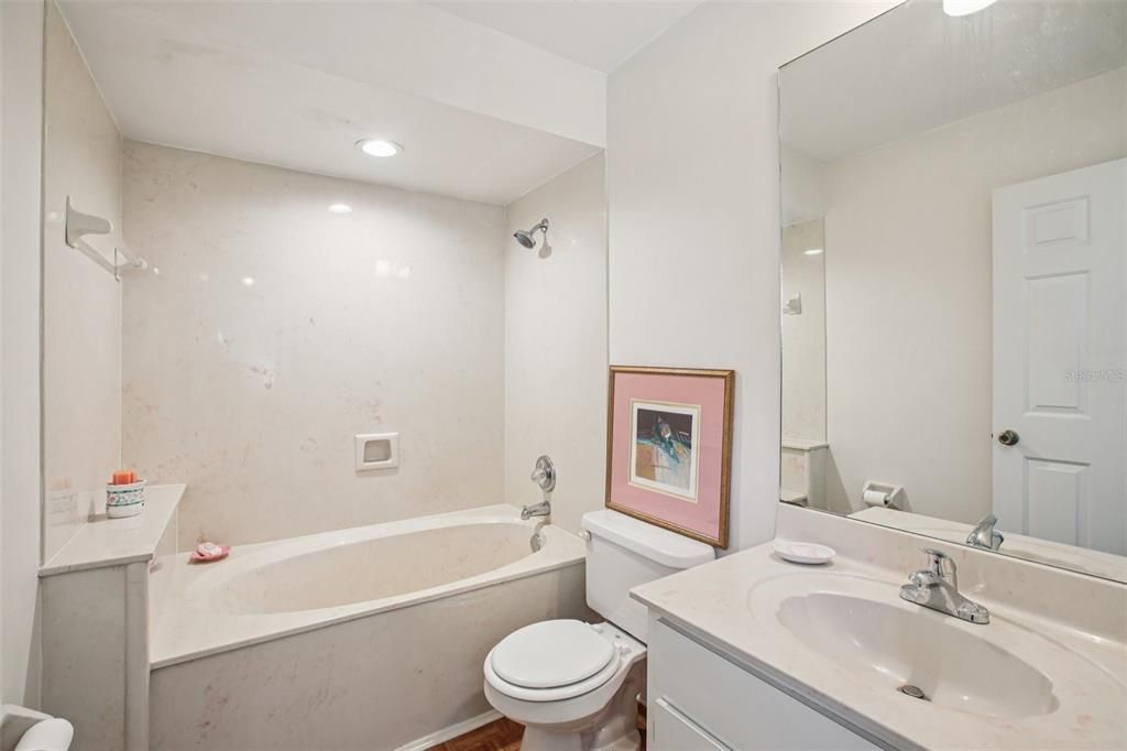 Activo con contrato: $989,000 (5 camas, 5 baños, 4983 Pies cuadrados)