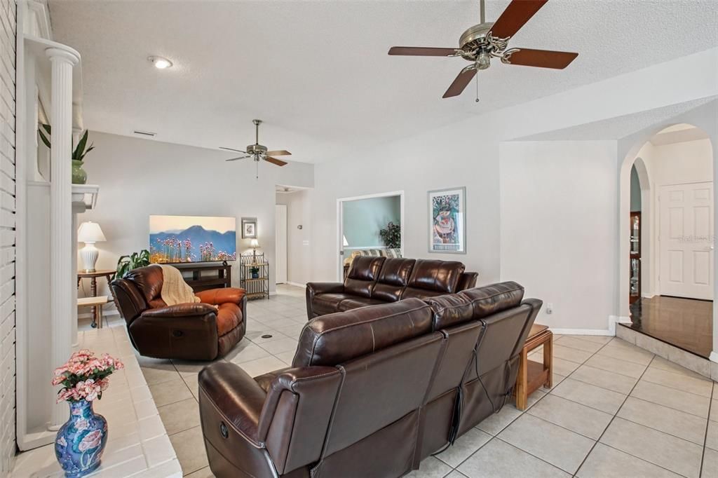 Activo con contrato: $989,000 (5 camas, 5 baños, 4983 Pies cuadrados)