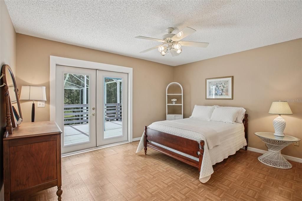 Activo con contrato: $989,000 (5 camas, 5 baños, 4983 Pies cuadrados)